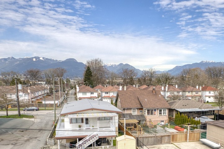 Photo 30 at 2 - 2425 Kitchener Street, Renfrew VE, Vancouver East