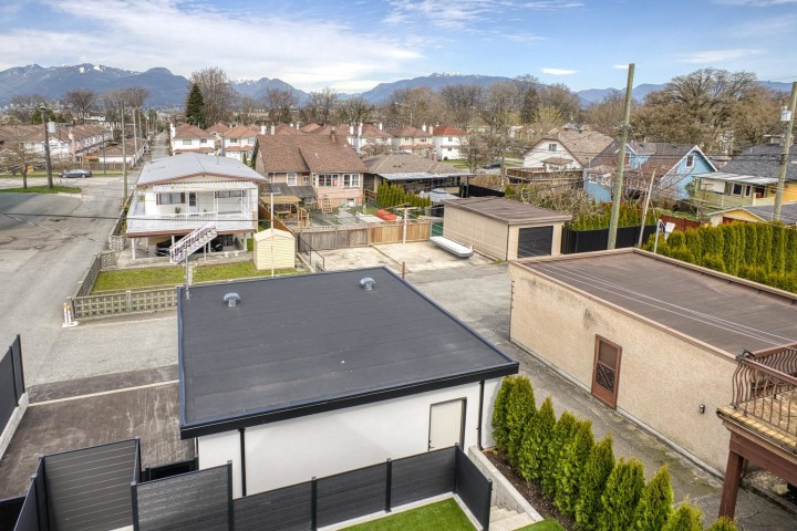Photo 31 at 2 - 2425 Kitchener Street, Renfrew VE, Vancouver East