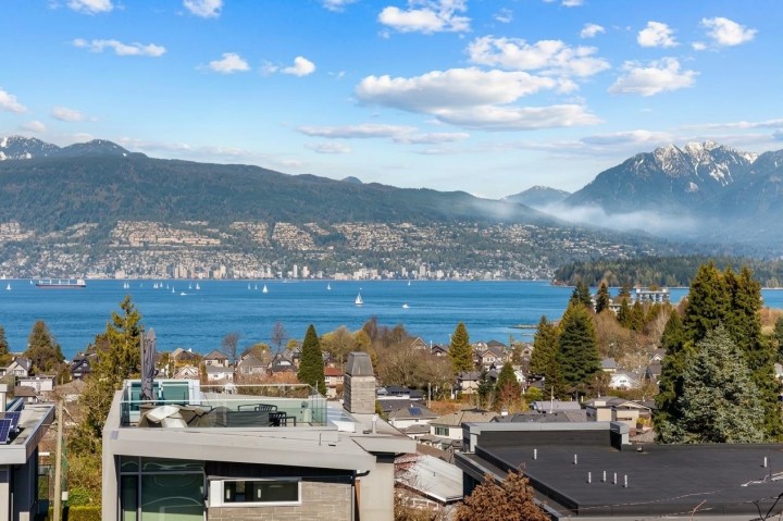 Photo 2 at 3253 W 21st Avenue, Dunbar, Vancouver West