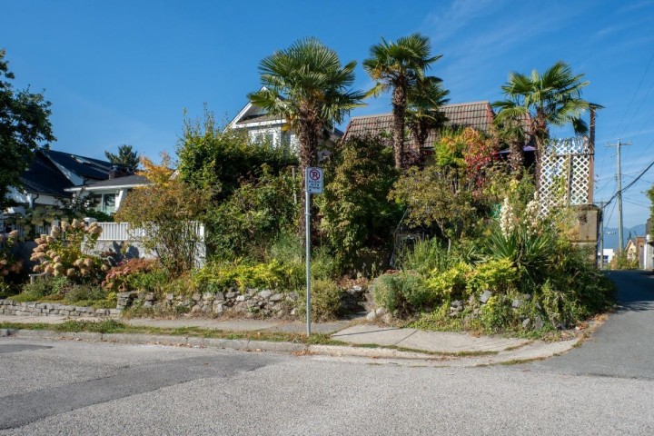 Photo 2 at 659 E 22nd Avenue, Fraser VE, Vancouver East