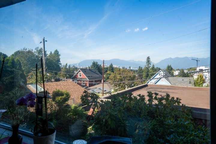 Photo 3 at 659 E 22nd Avenue, Fraser VE, Vancouver East