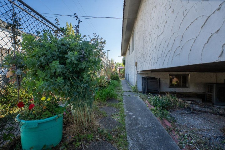 Photo 9 at 659 E 22nd Avenue, Fraser VE, Vancouver East