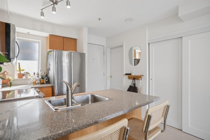 Photo 5 at 203 - 2190 W 5th Avenue, Kitsilano, Vancouver West