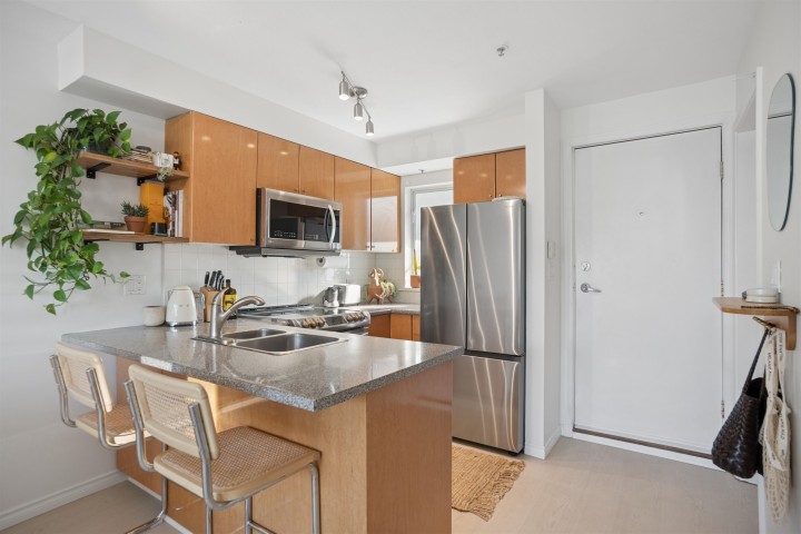 Photo 4 at 203 - 2190 W 5th Avenue, Kitsilano, Vancouver West