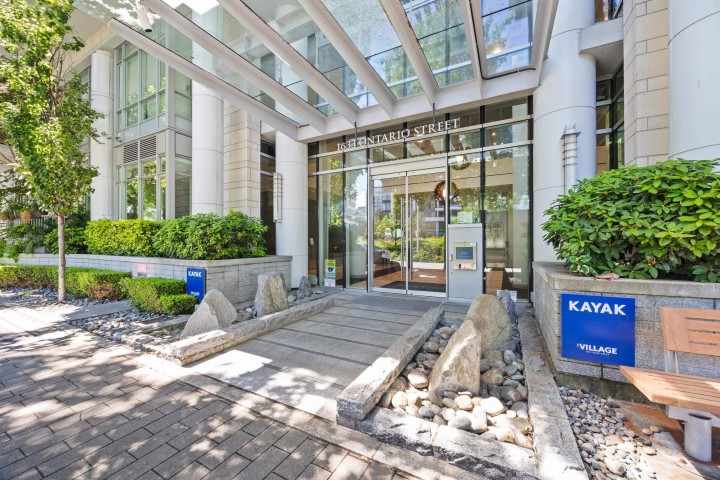 Photo 3 at 806 - 1633 Ontario Street, False Creek, Vancouver West