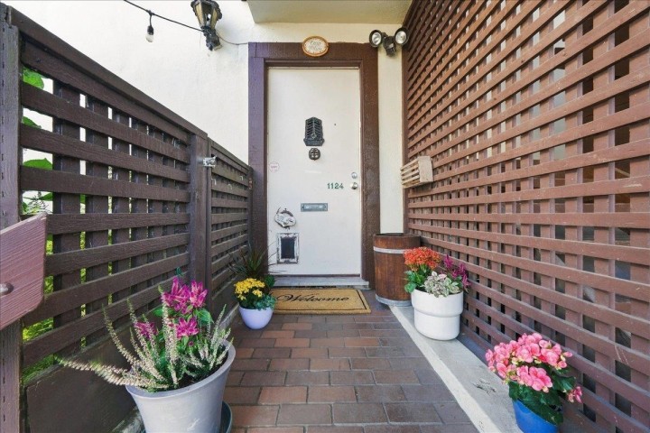 Photo 3 at 1124 Ironwork Passage, False Creek, Vancouver West