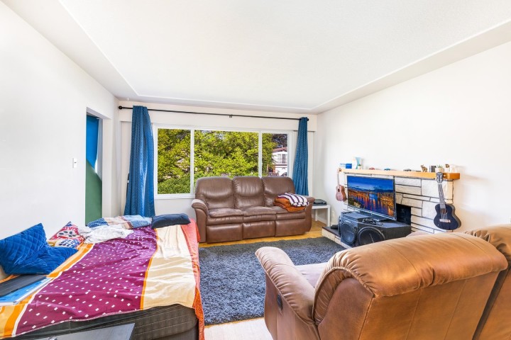 Photo 5 at 4766 Gothard Street, Collingwood VE, Vancouver East