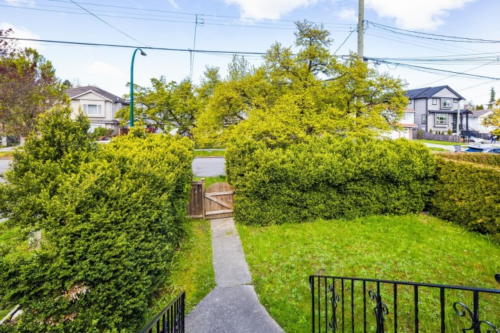 Photo 4 at 4766 Gothard Street, Collingwood VE, Vancouver East