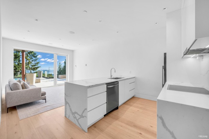 Photo 31 at 535 Craigmohr Drive, Glenmore, West Vancouver