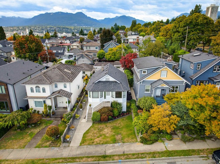Photo 3 at 3587 Triumph Street, Hastings Sunrise, Vancouver East