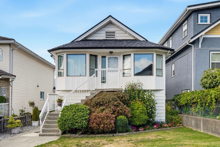Photo 1 at 3587 Triumph Street, Hastings Sunrise, Vancouver East