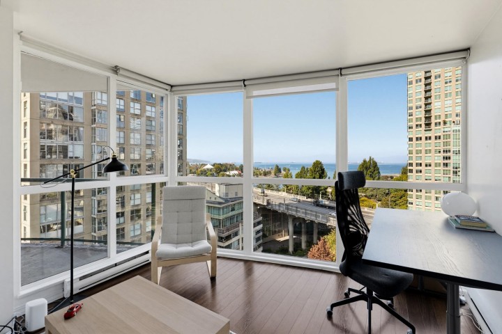 Photo 3 at 1401 - 907 Beach Avenue, Yaletown, Vancouver West