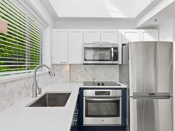 Photo 6 at 204 - 565 17 Street, Ambleside, West Vancouver