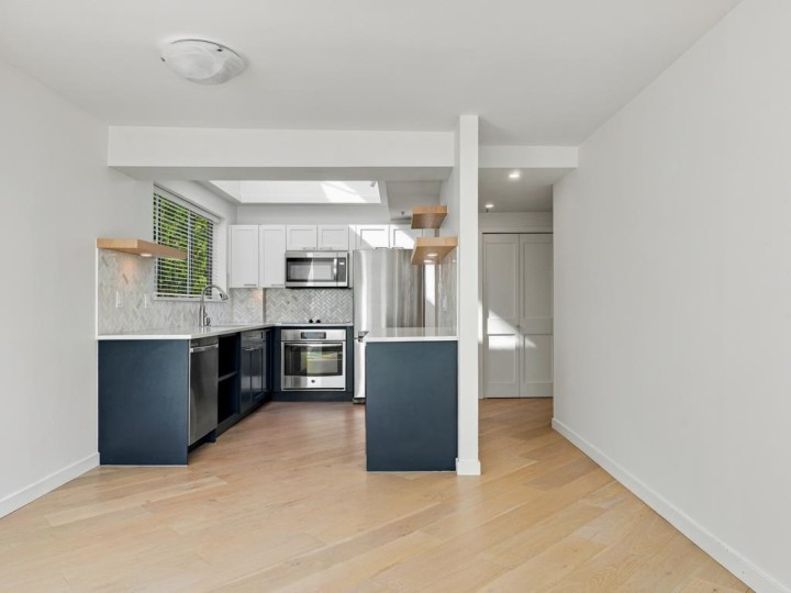 Photo 13 at 204 - 565 17 Street, Ambleside, West Vancouver