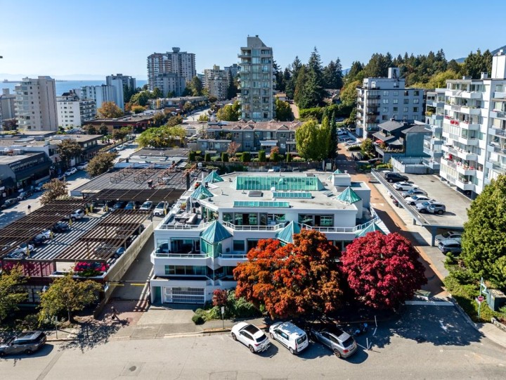 Photo 1 at 204 - 565 17 Street, Ambleside, West Vancouver