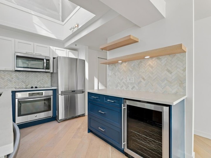 Photo 5 at 204 - 565 17 Street, Ambleside, West Vancouver