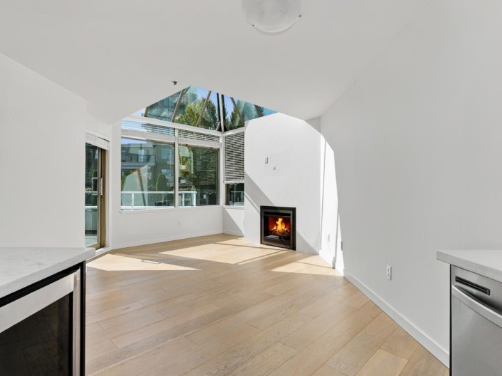 Photo 9 at 204 - 565 17 Street, Ambleside, West Vancouver