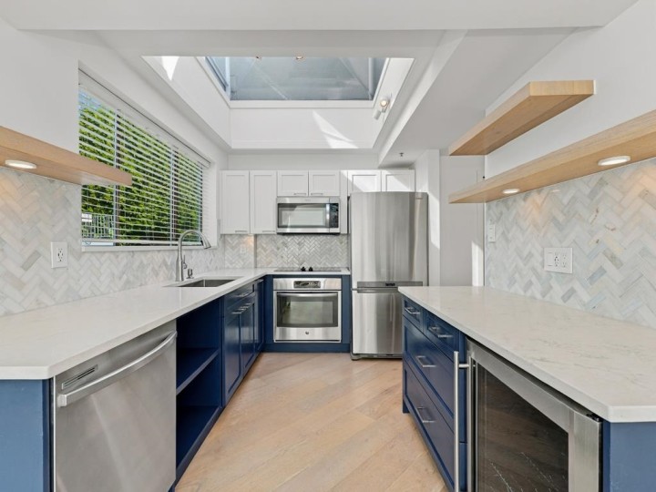 Photo 4 at 204 - 565 17 Street, Ambleside, West Vancouver