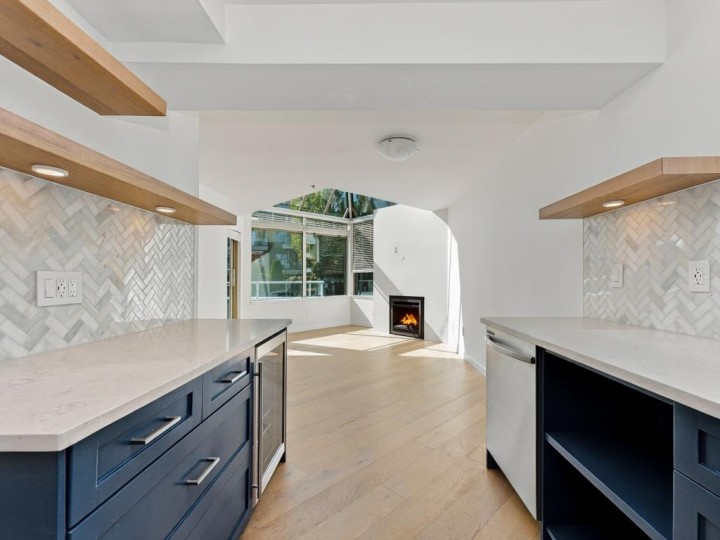Photo 8 at 204 - 565 17 Street, Ambleside, West Vancouver