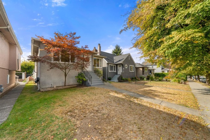 Photo 2 at 2554 Adanac Street, Renfrew VE, Vancouver East
