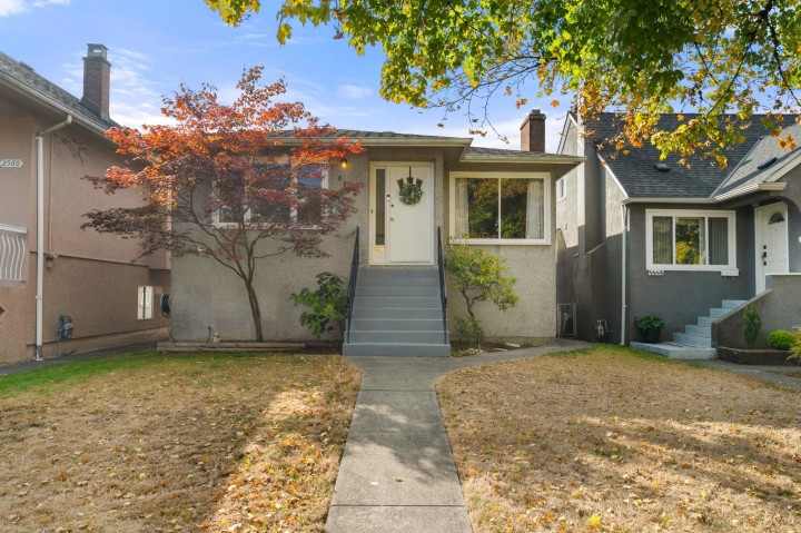 Photo 1 at 2554 Adanac Street, Renfrew VE, Vancouver East