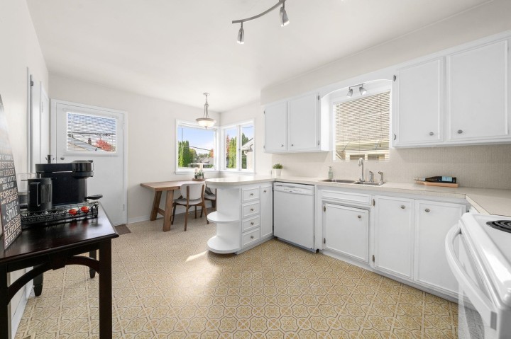 Photo 14 at 2554 Adanac Street, Renfrew VE, Vancouver East