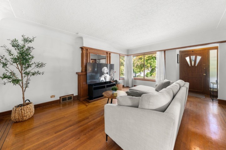 Photo 4 at 2554 Adanac Street, Renfrew VE, Vancouver East