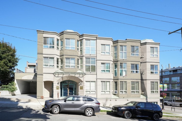 Photo 1 at 305 - 3615 W 17th Avenue, Dunbar, Vancouver West