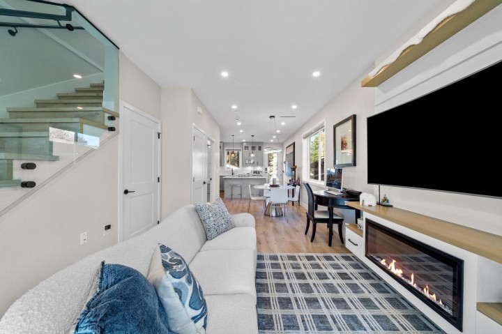 Photo 9 at 1 - 2749 E 54th Avenue, Killarney VE, Vancouver East