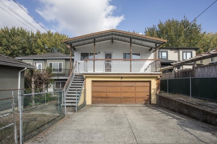 Photo 2 at 950 E 38th Avenue, Fraser VE, Vancouver East