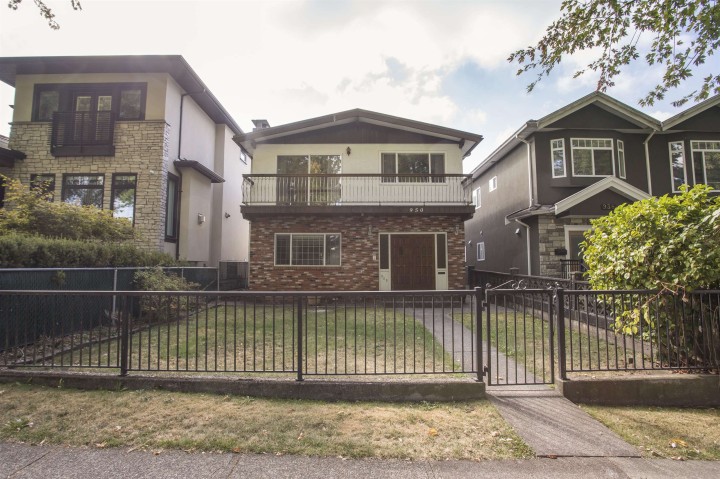 Photo 1 at 950 E 38th Avenue, Fraser VE, Vancouver East