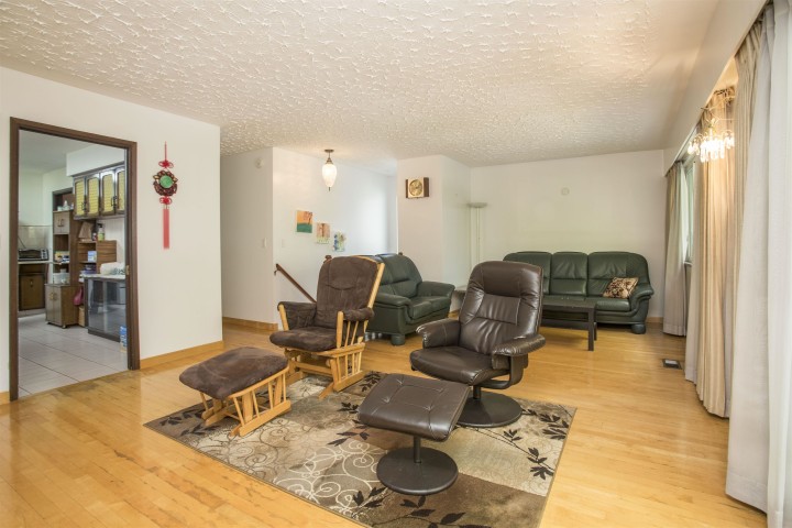 Photo 4 at 950 E 38th Avenue, Fraser VE, Vancouver East