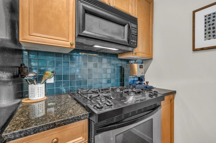 Photo 10 at 307 - 928 W Richards Street, Yaletown, Vancouver West