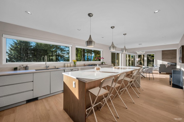 Photo 11 at 130 Oceanview Place, Lions Bay, West Vancouver