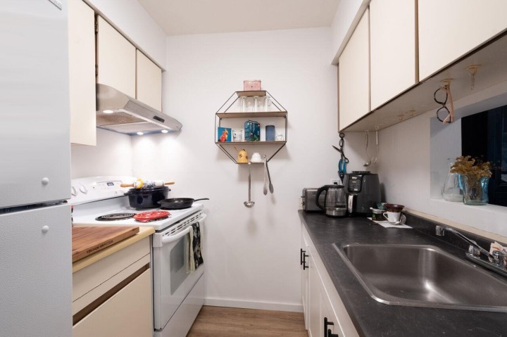 Photo 9 at 105 - 2222 Prince Edward Street, Mount Pleasant VE, Vancouver East