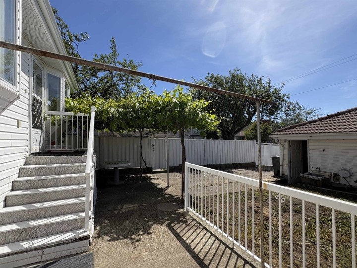 Photo 12 at 5095 Nanaimo Street, Victoria VE, Vancouver East