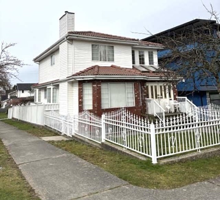 Photo 3 at 5095 Nanaimo Street, Victoria VE, Vancouver East