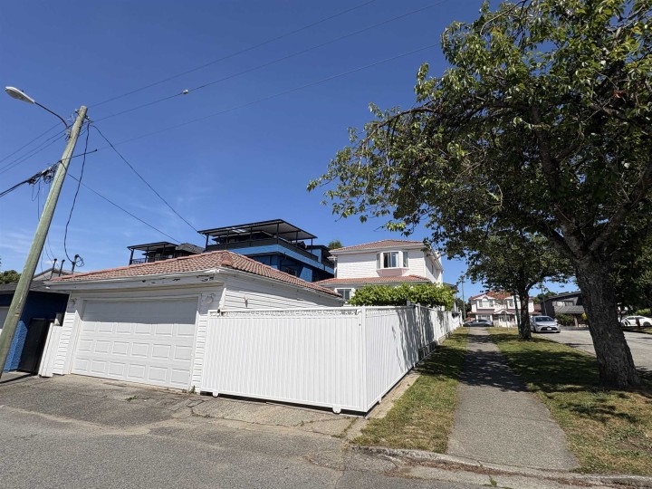 Photo 11 at 5095 Nanaimo Street, Victoria VE, Vancouver East