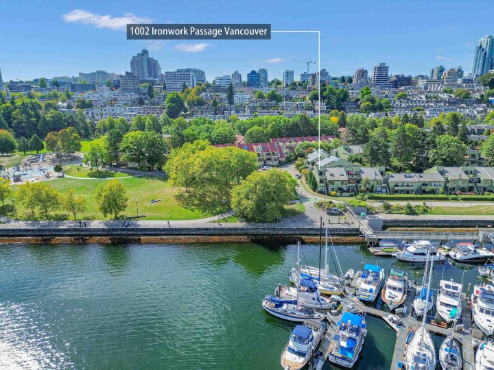 Photo 2 at 1002 Ironwork Passage, False Creek, Vancouver West