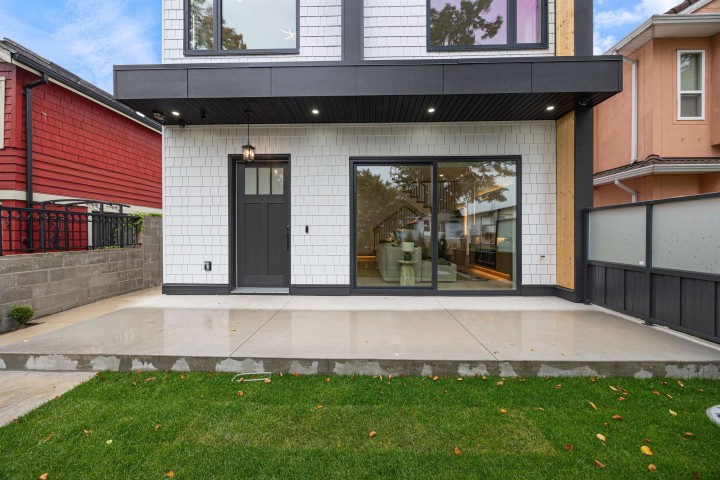 Photo 4 at 1 - 2070 E 26th Avenue, Victoria VE, Vancouver East