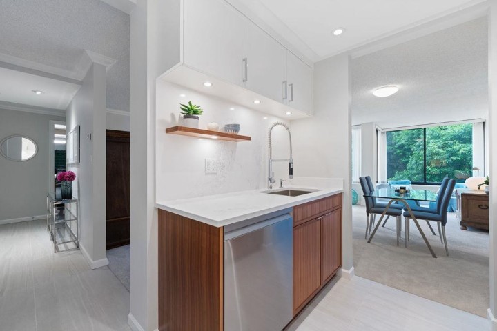 Photo 3 at 305 - 4101 Yew Street, Quilchena, Vancouver West