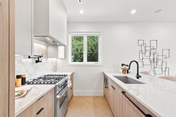 Photo 3 at 646 E 23rd Avenue, Fraser VE, Vancouver East