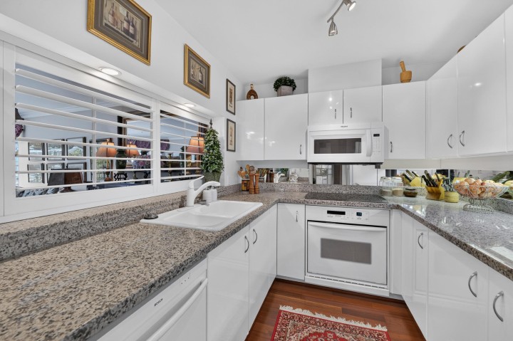 Photo 11 at 804 - 1600 Hornby Street, Yaletown, Vancouver West