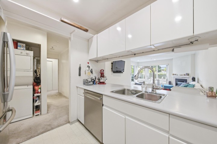 Photo 10 at 107 - 3280 W Broadway, Kitsilano, Vancouver West
