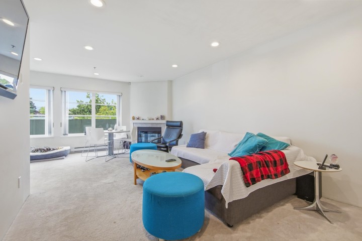 Photo 4 at 107 - 3280 W Broadway, Kitsilano, Vancouver West