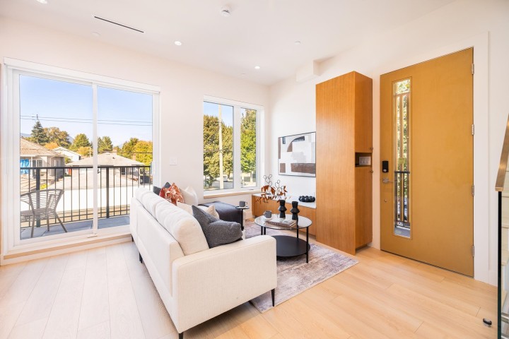 Photo 2 at 3 - 2995 Adanac Street, Renfrew VE, Vancouver East