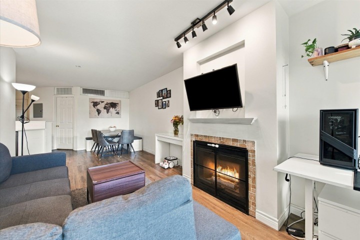 Photo 2 at 323 - 760 Kingsway, Fraser VE, Vancouver East