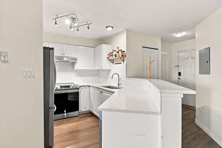 Photo 7 at 323 - 760 Kingsway, Fraser VE, Vancouver East