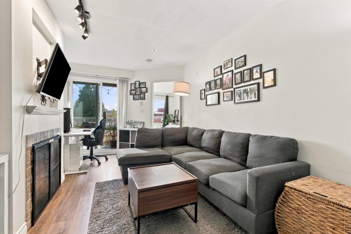Photo 3 at 323 - 760 Kingsway, Fraser VE, Vancouver East