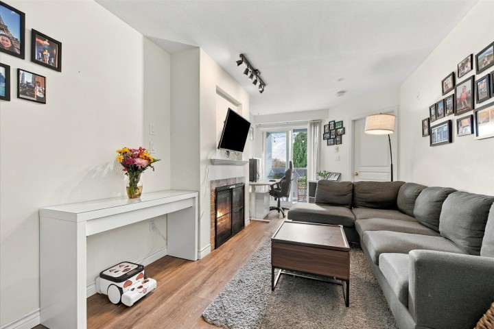 Photo 1 at 323 - 760 Kingsway, Fraser VE, Vancouver East
